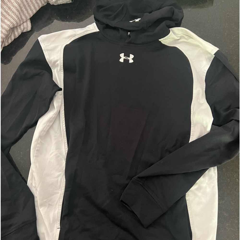 Black/white Under Armor hood sweat shirt. Over size